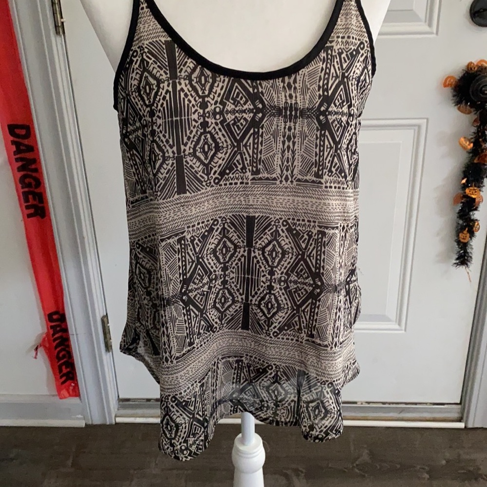 Cute flowy top - Picture 2 of 4